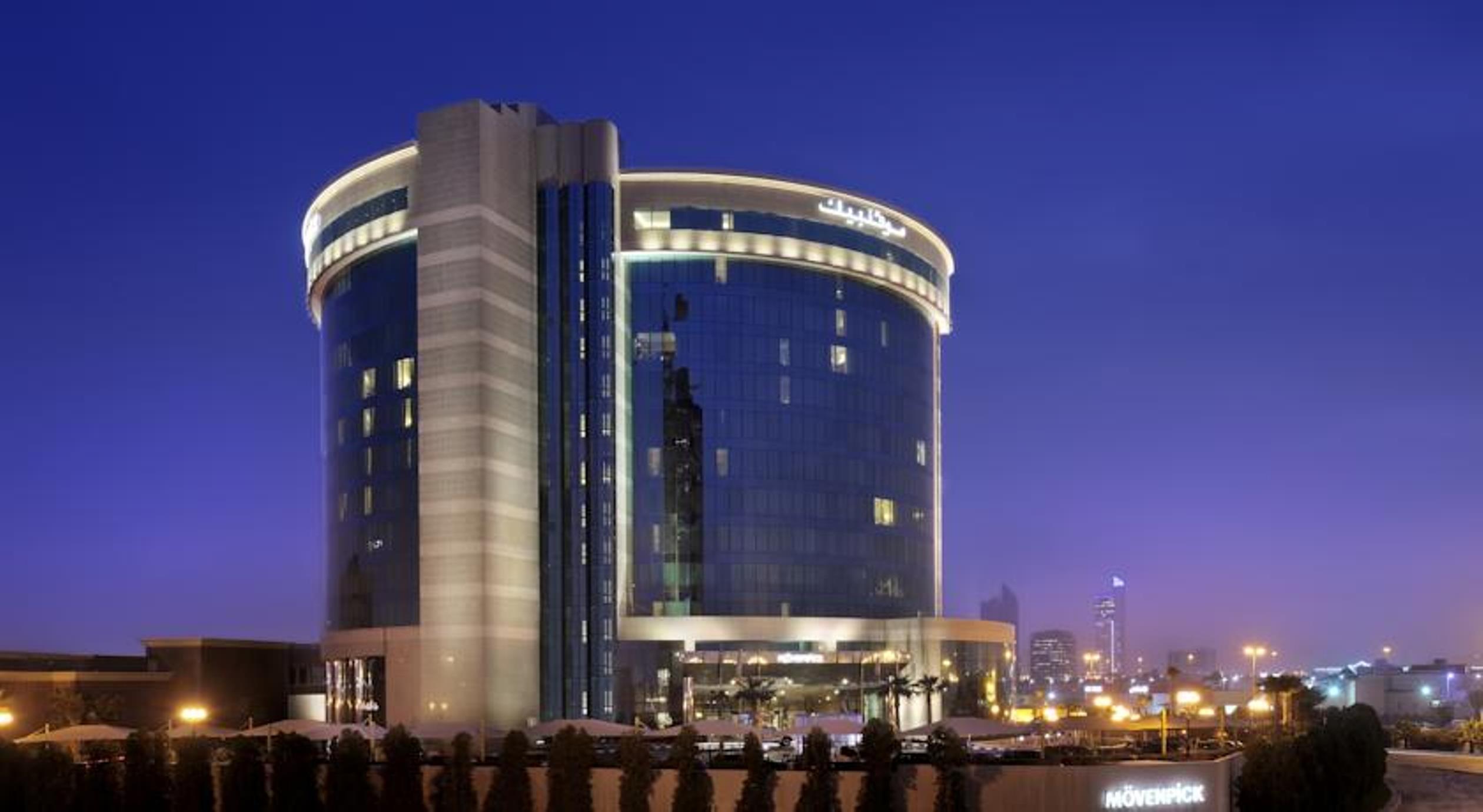 Moevenpick Hotel Ал Хубар Екстериор снимка The hotel at night