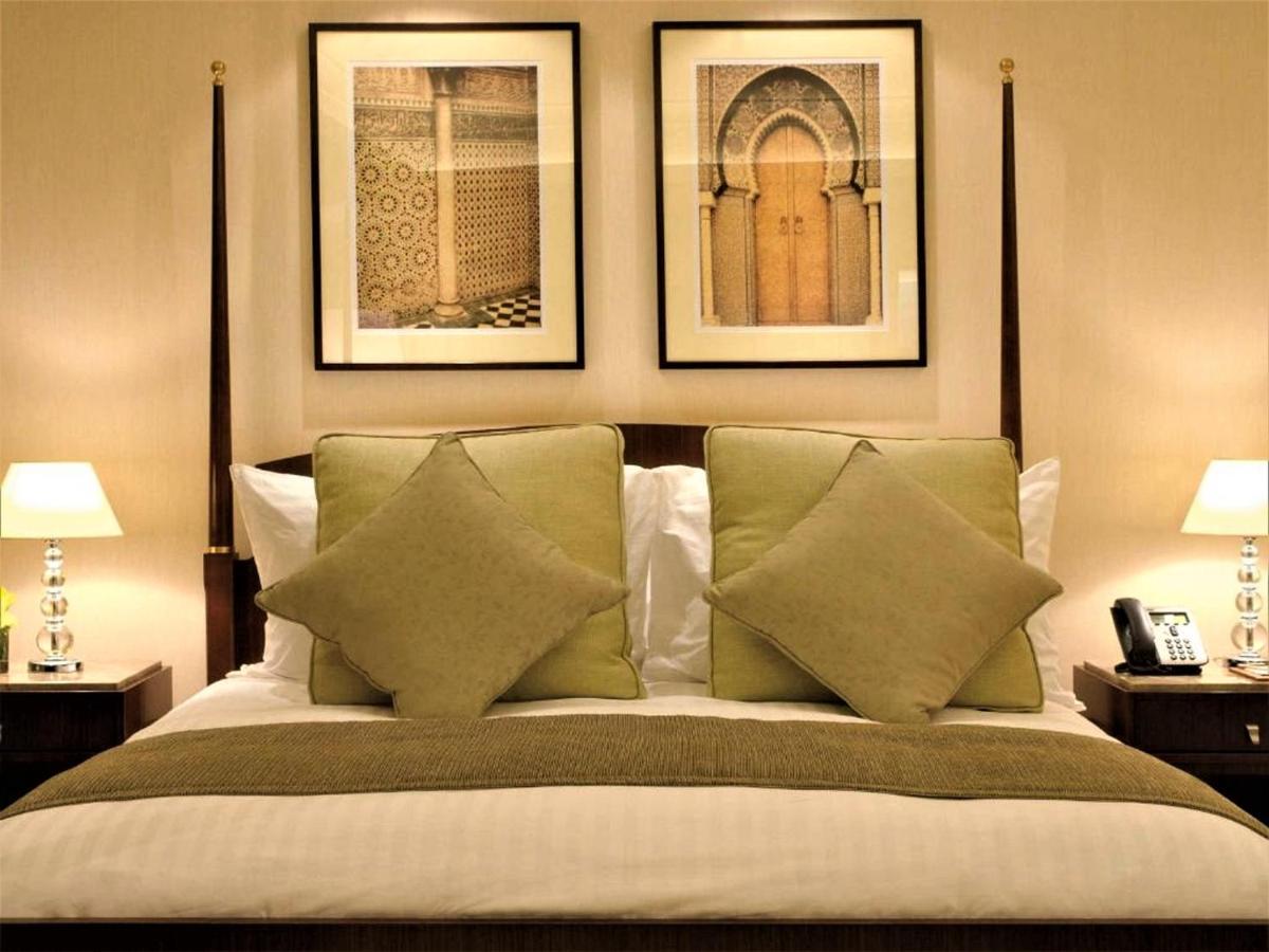 Moevenpick Hotel Ал Хубар Екстериор снимка A bedroom at the Taj Mahal Palace