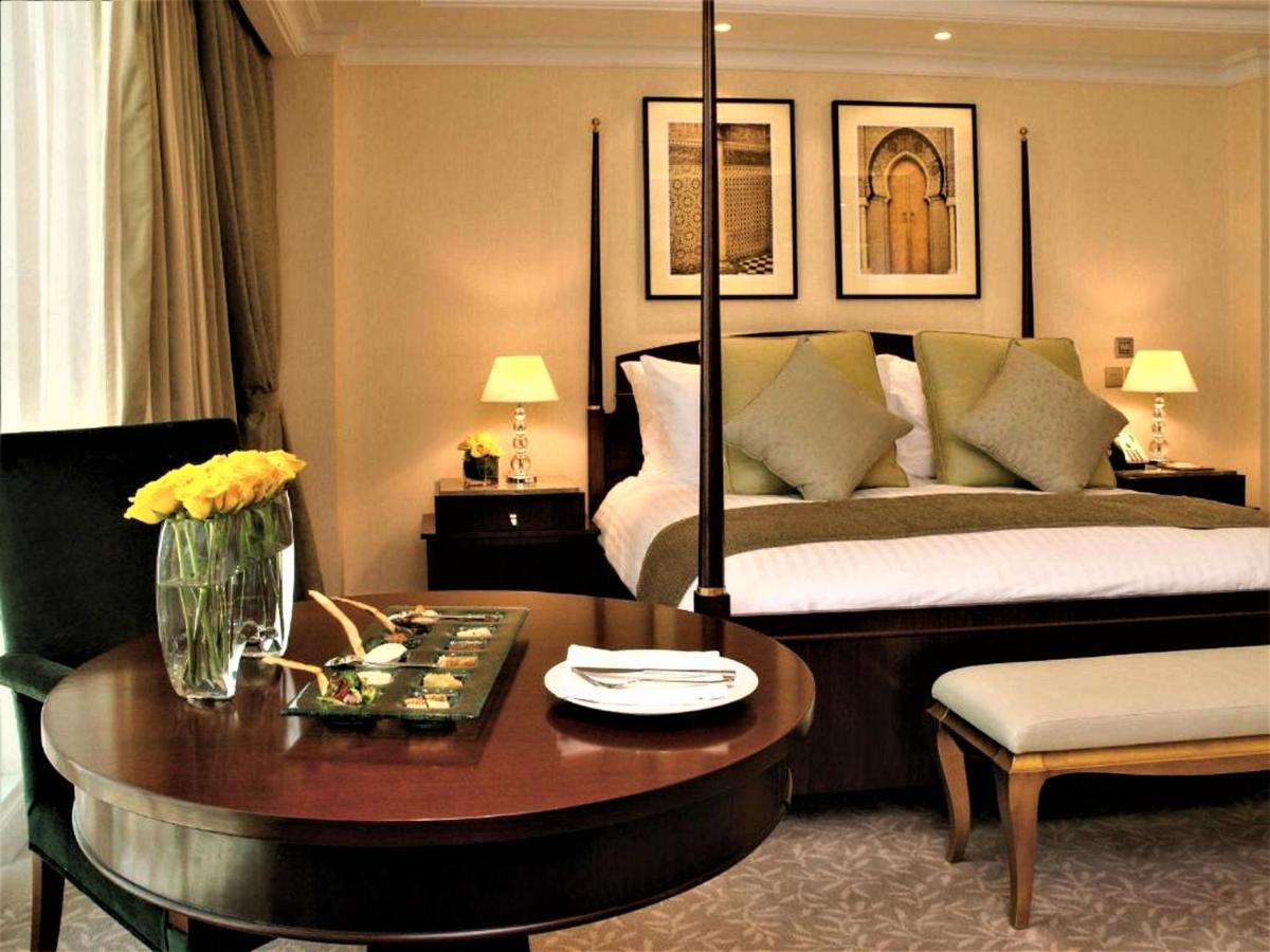 Moevenpick Hotel Ал Хубар Екстериор снимка A bedroom at the Taj Mahal Palace
