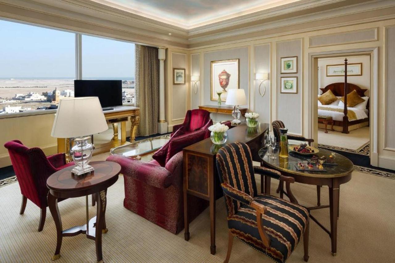 Moevenpick Hotel Ал Хубар Екстериор снимка A suite at the Four Seasons Hotel, London