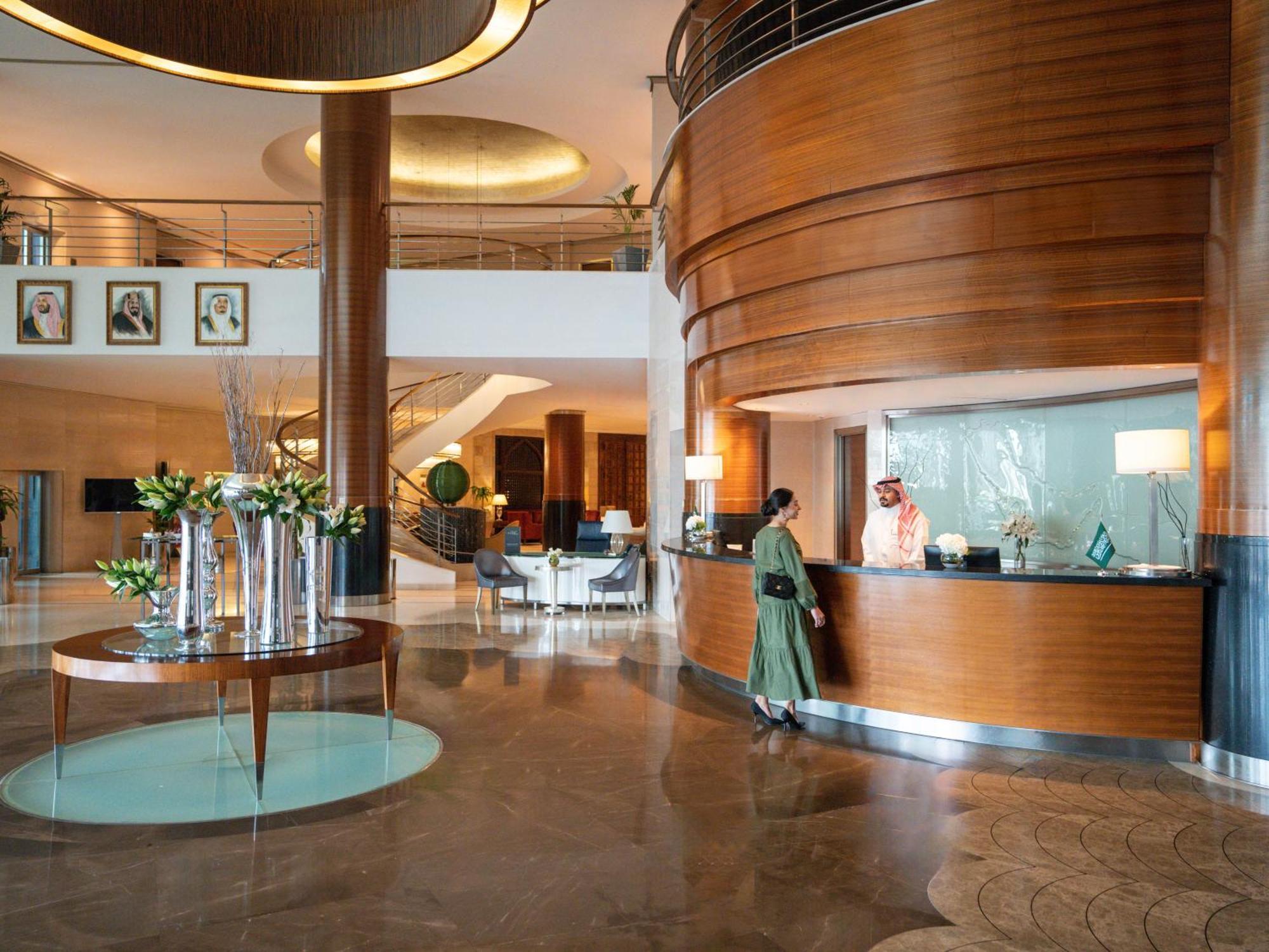 Moevenpick Hotel Ал Хубар Екстериор снимка Lobby