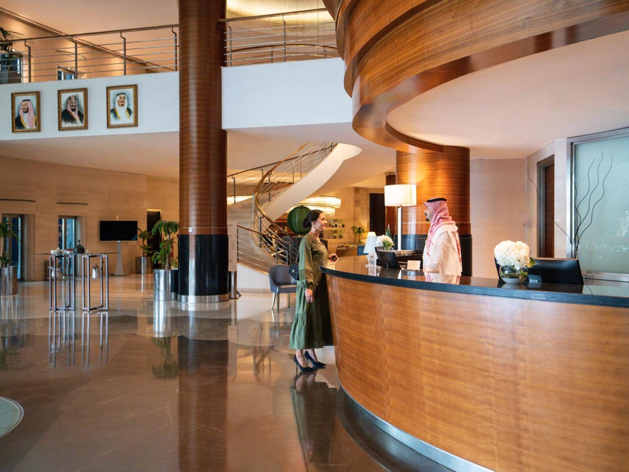Moevenpick Hotel Ал Хубар Екстериор снимка Lobby