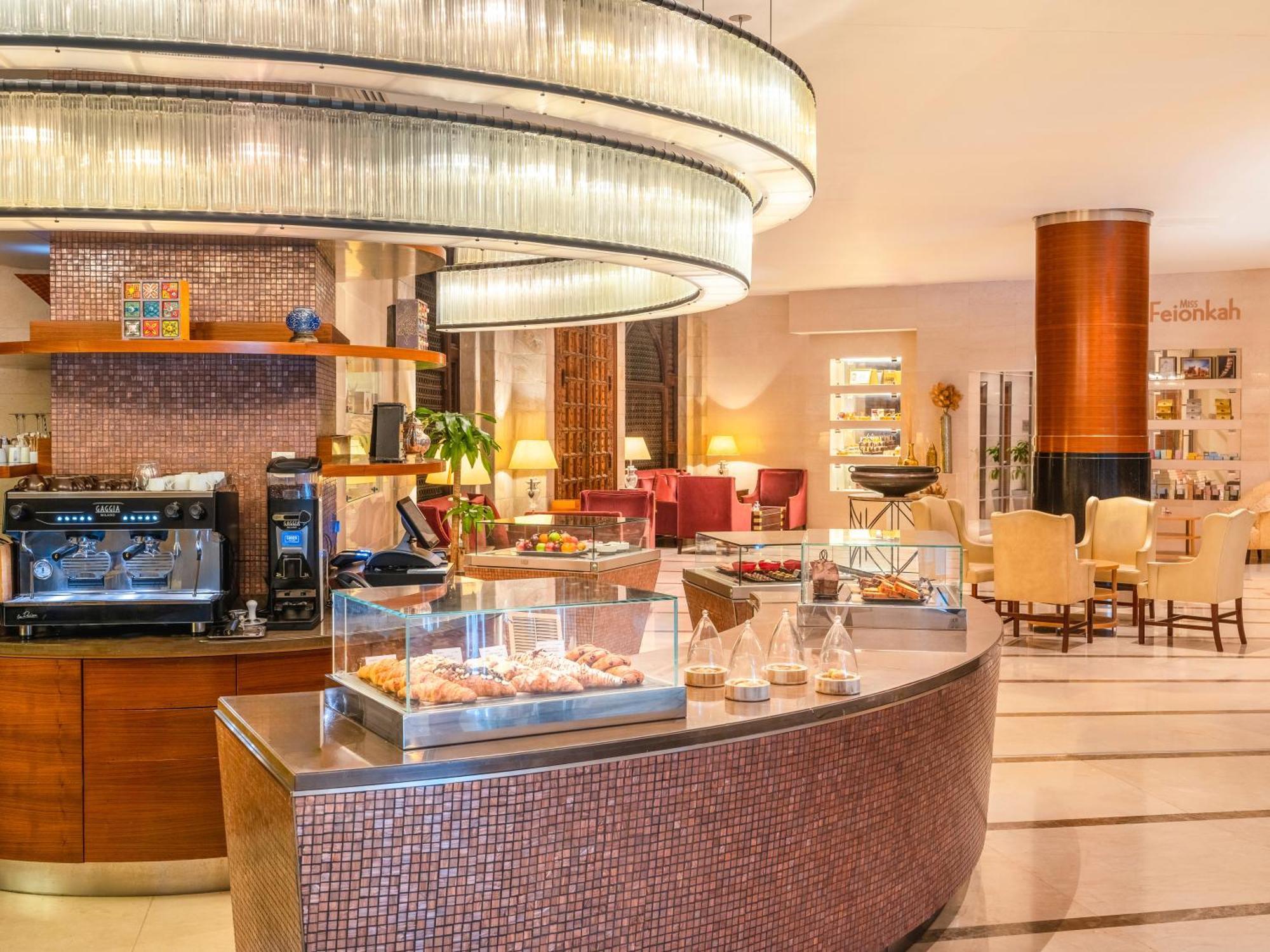 Moevenpick Hotel Ал Хубар Екстериор снимка The lobby lounge