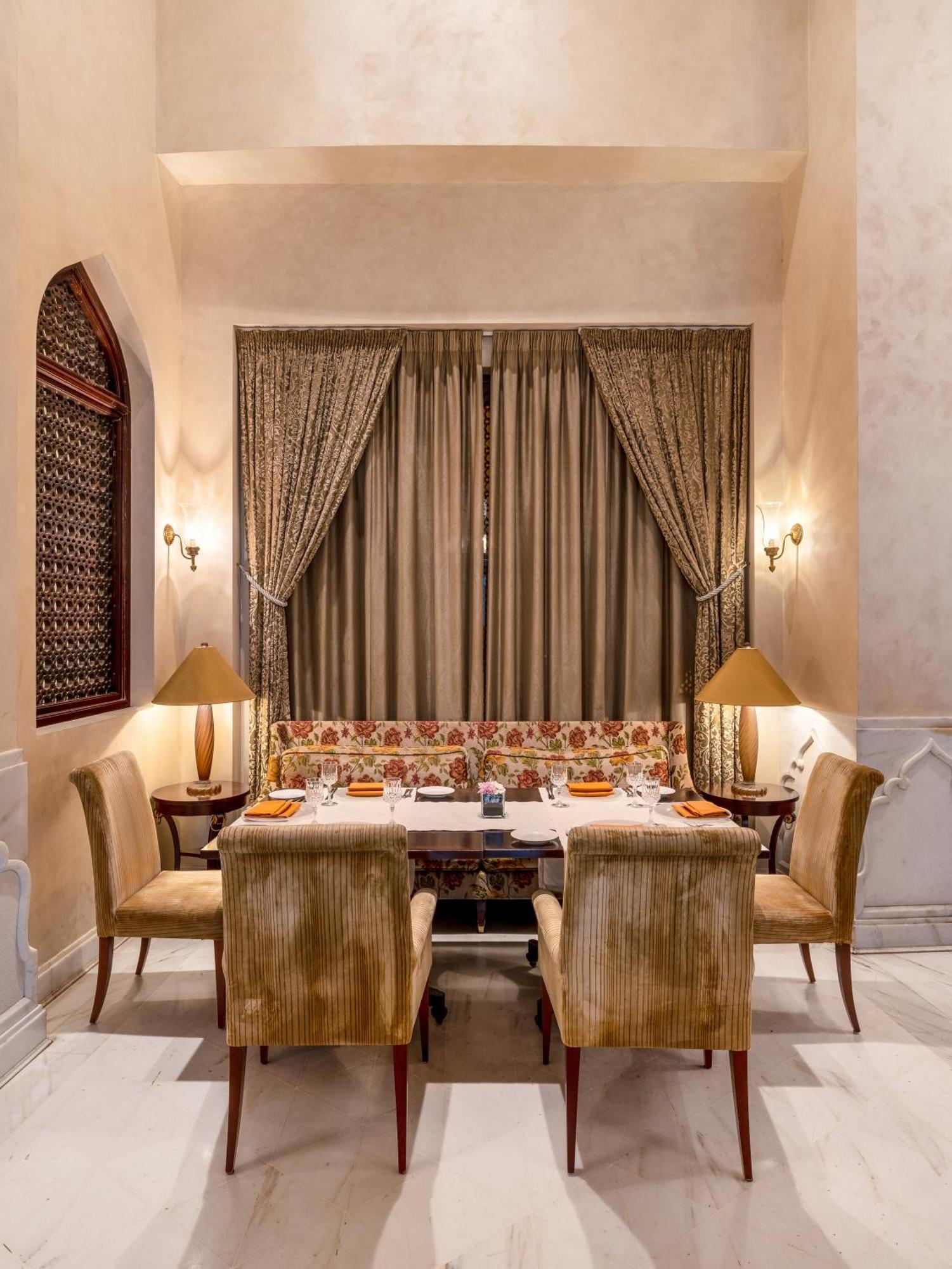 Moevenpick Hotel Ал Хубар Екстериор снимка The Imperial Dining Hall