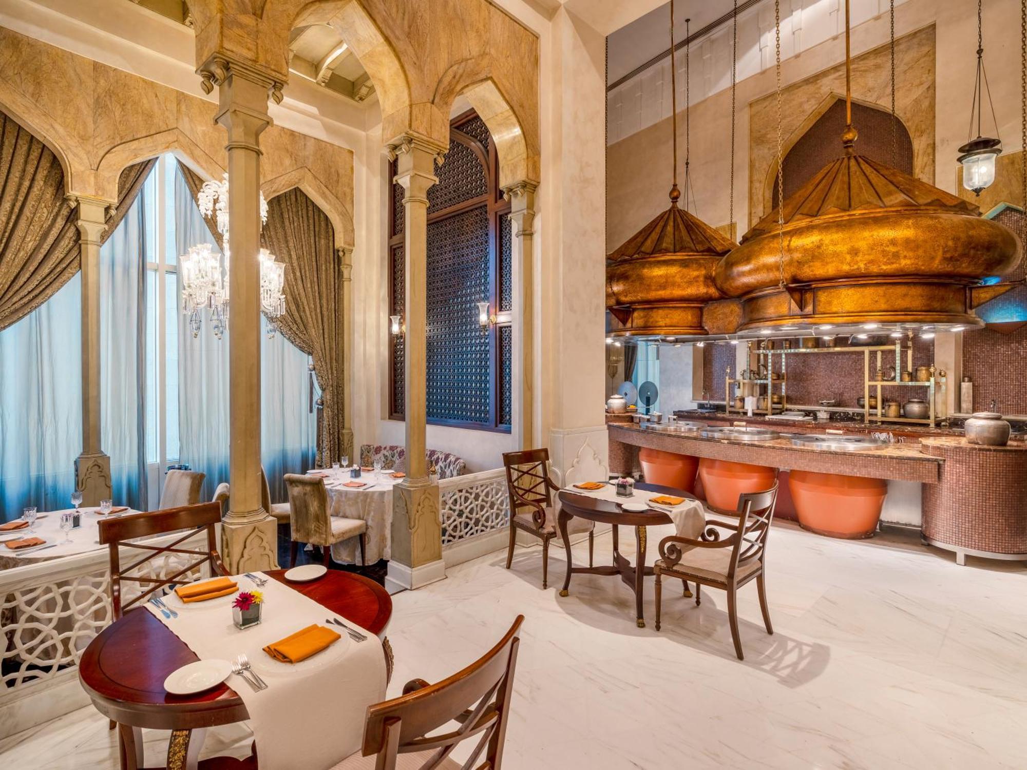 Moevenpick Hotel Ал Хубар Екстериор снимка The restaurant