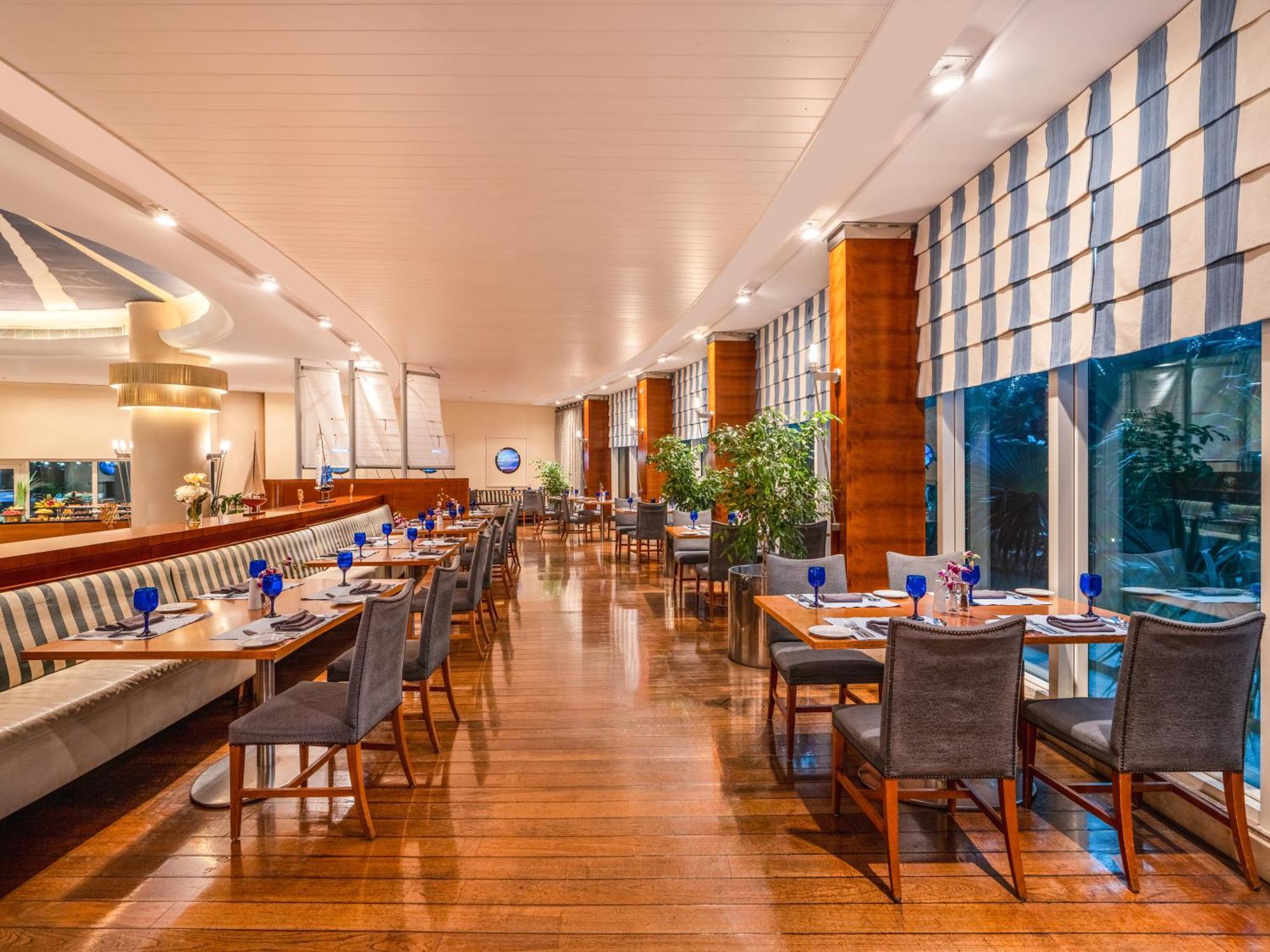 Moevenpick Hotel Ал Хубар Екстериор снимка The restaurant