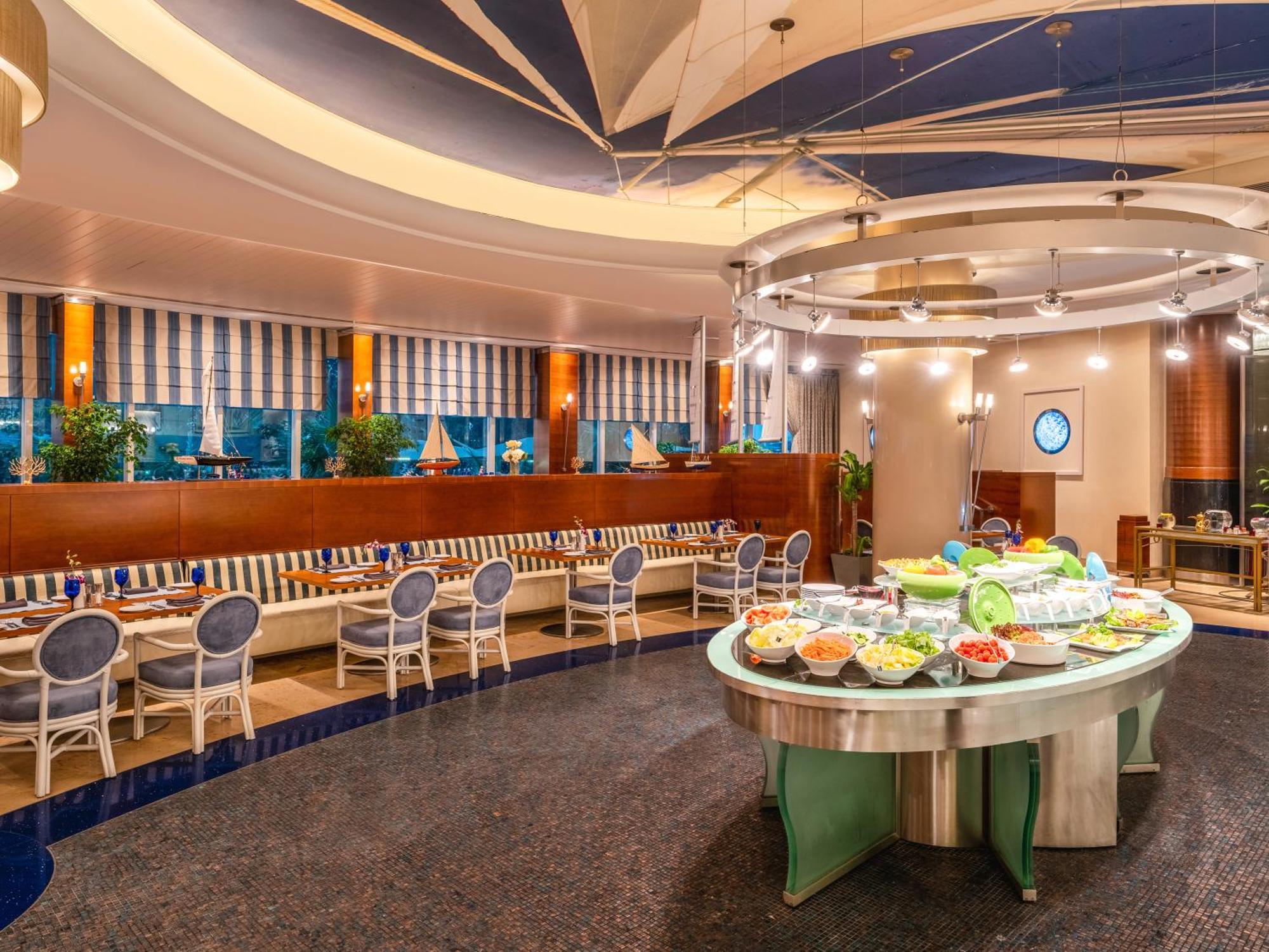 Moevenpick Hotel Ал Хубар Екстериор снимка The restaurant