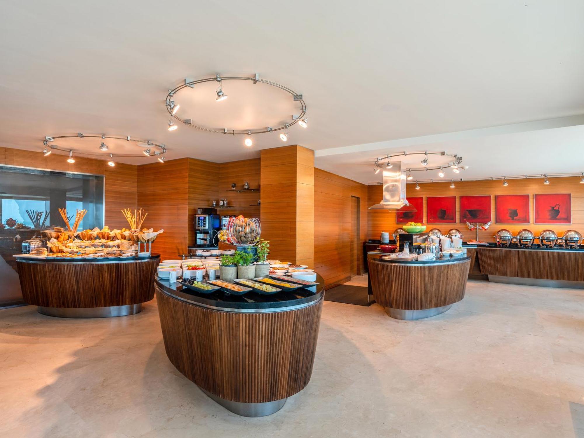Moevenpick Hotel Ал Хубар Екстериор снимка The lounge at the airport