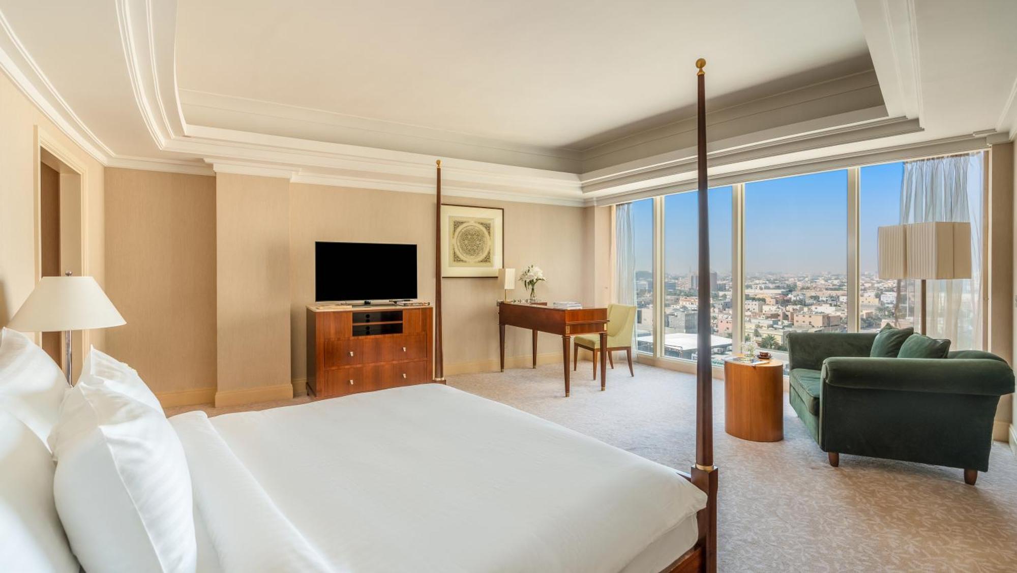 Moevenpick Hotel Ал Хубар Екстериор снимка A bedroom at the Four Seasons Hotel