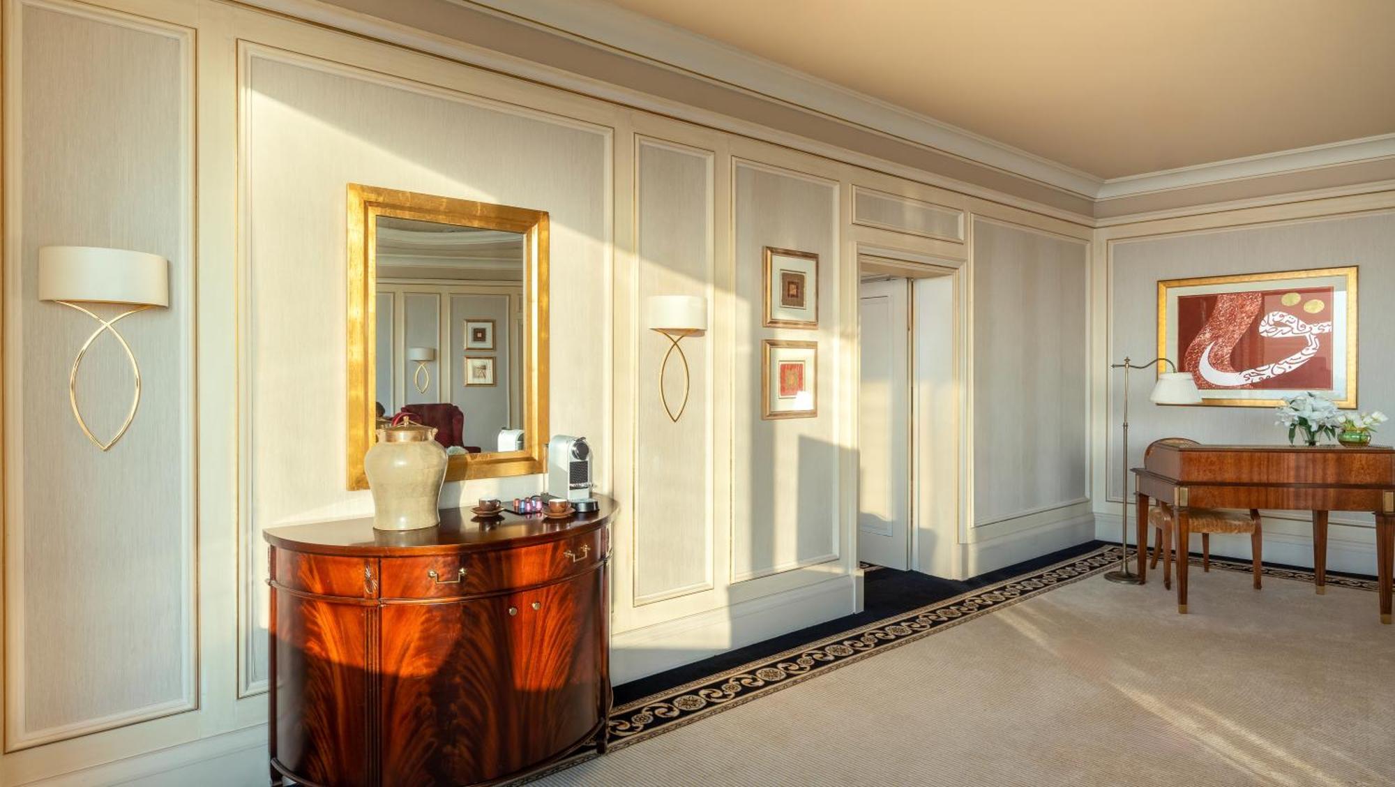 Moevenpick Hotel Ал Хубар Екстериор снимка A suite at the Waldorf Astoria Berlin