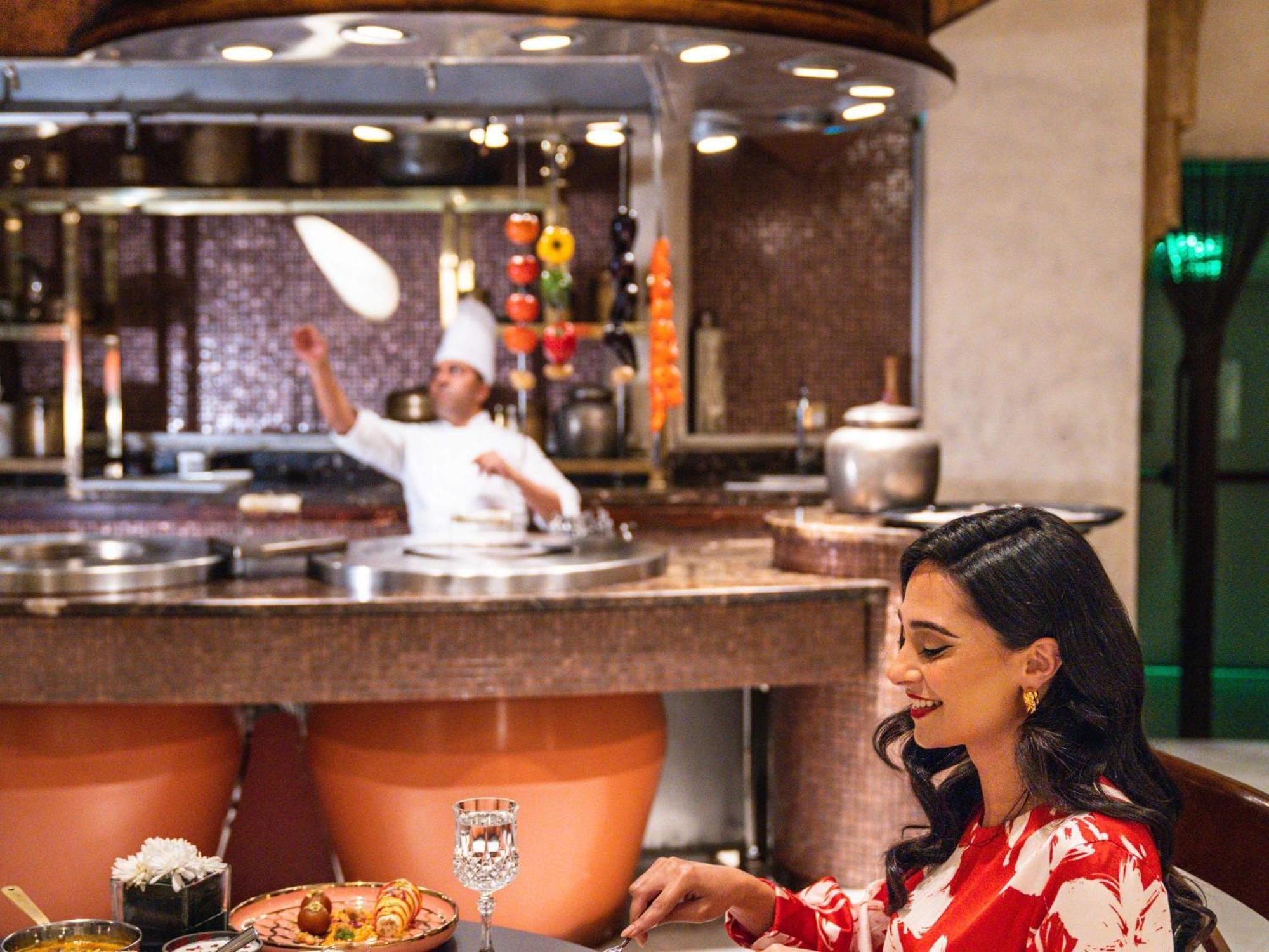 Moevenpick Hotel Ал Хубар Екстериор снимка A woman dining at a restaurant