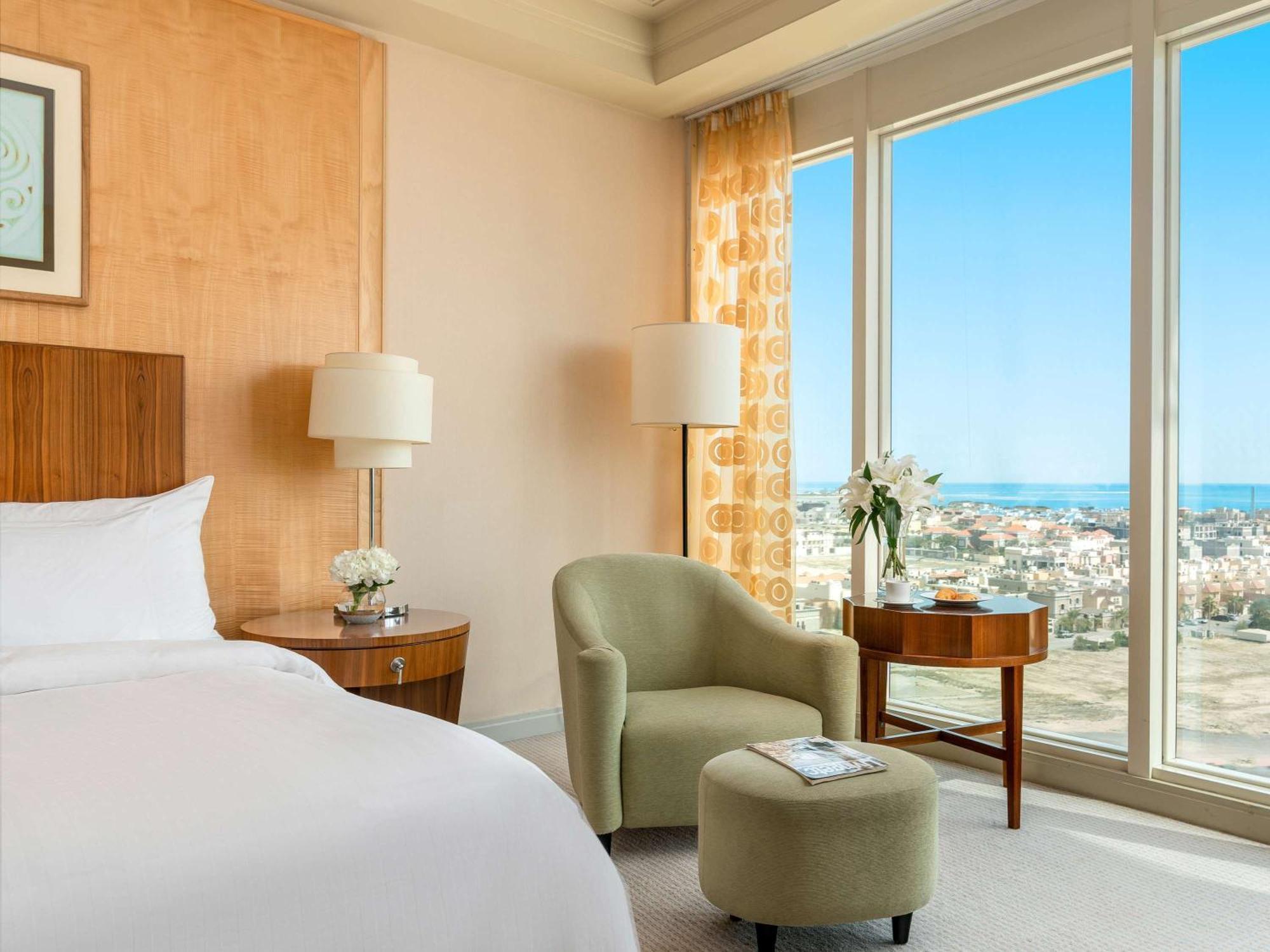 Moevenpick Hotel Ал Хубар Екстериор снимка A guest room at the Hilton San Diego Bayfront